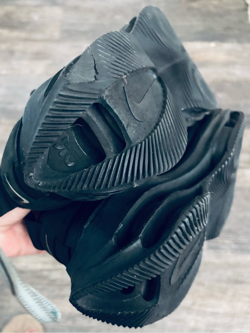 Nike Men's All-Black Low-Profile Athletic Trainers - Picture 11 of 13